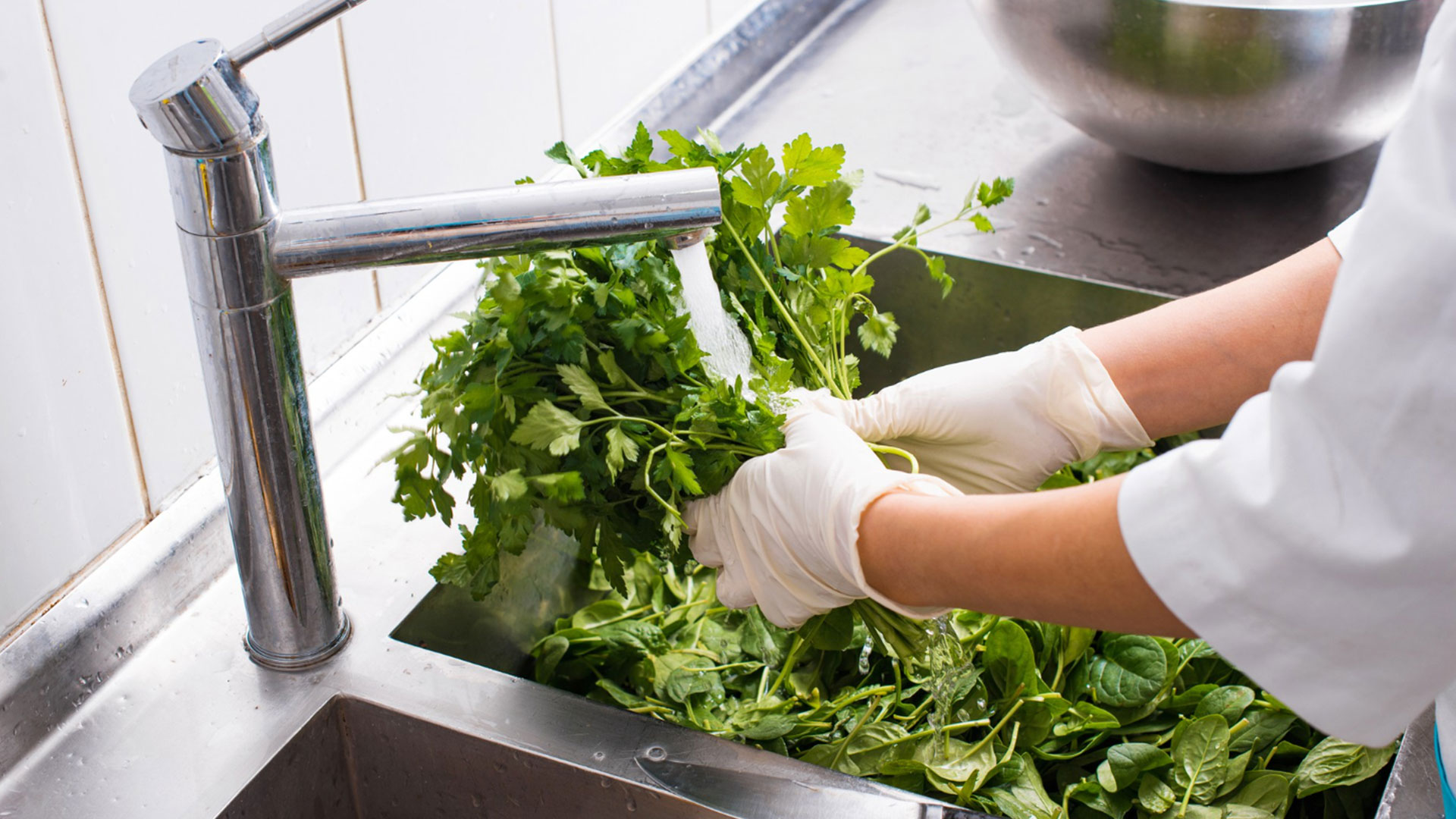 Food contact surface sanitiser types compared: quat, peracetic acid, chlorine and alcohol